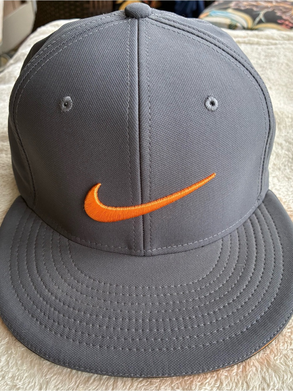 Nike Golf Flat Bill Fitted Dark Gray Orange Swoosh Hat Cap 727032-021 S/M